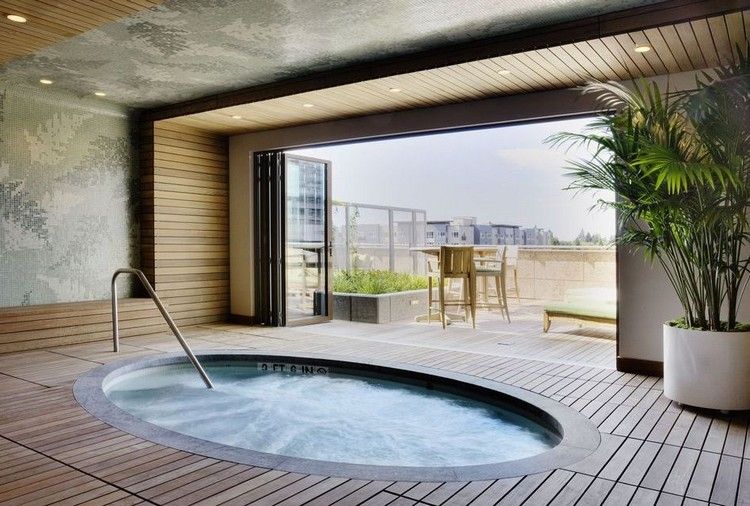 Terasă-acoperiș din lemn-jacuzzi în aer liber