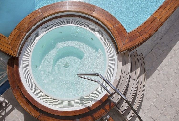 Jacuzzi în aer liber, încorporat lângă piscină