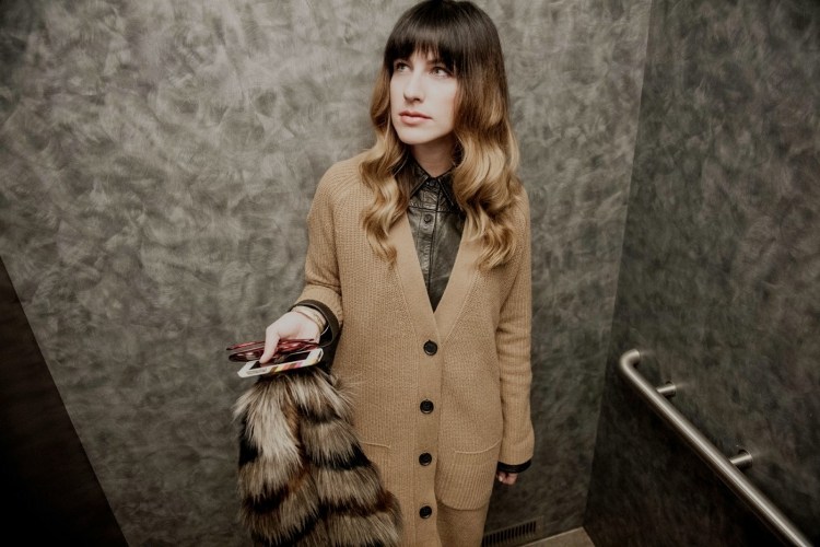 ținută casual cu o atingere vintage cu un cardigan în culoarea camel idei-ținute-cardigane-oversize-cămilă-culoare-nasturi-moda-lift