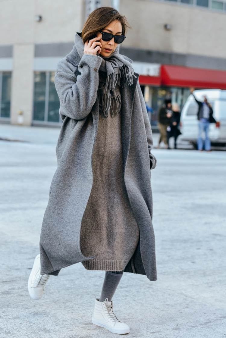 cardigan până la gleznă din lână în adidași gri deschis și albi idei-tinute-cardigane-adidasi-mari-lungi-gri-lungi-albe-albe