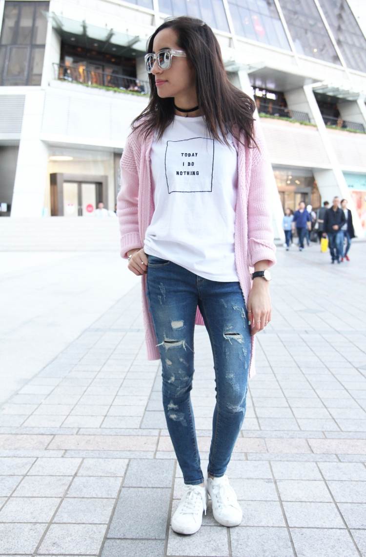 Look zilnic cu blugi și un cardigan în roz pal idei de ținute-cardigane-oversize-tricou-cotidian-blugi-ochelari-de-soare-roz-albi