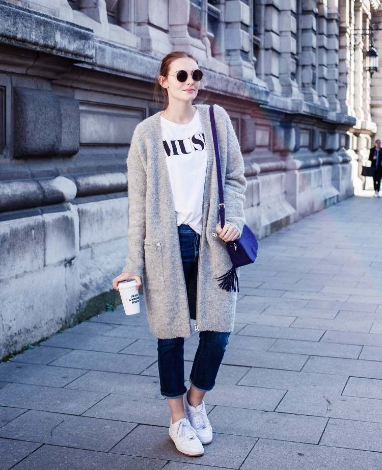 Confortabil și cald, cu un cardigan oversize în gri idei de ținute-cardigane-blugi-oversize-gri-blugi-tricou-alb-ochelari de soare