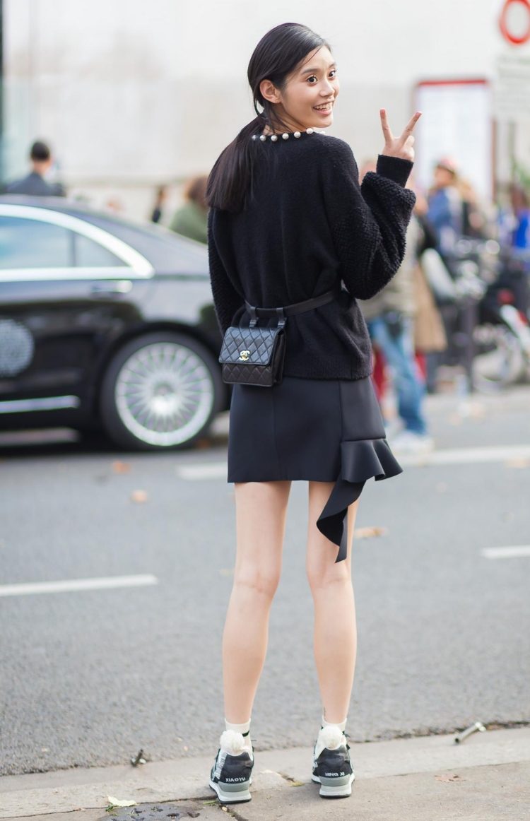 cardigan negru scurt, adidași și geantă Chanel idei de ținute-cardigane-supradimensionate-negre-rochie-scurtă-sportive-adidași-curea-sac