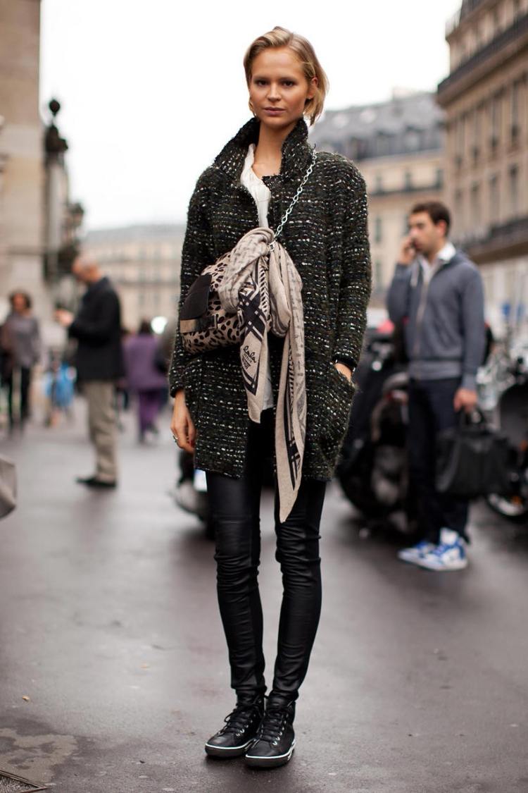 Cardigan melange în alb și negru, adidași și pantaloni din piele artificială idei de ținute-cardigane-oversize-adidași-negri-pantaloni din piele-buzunar