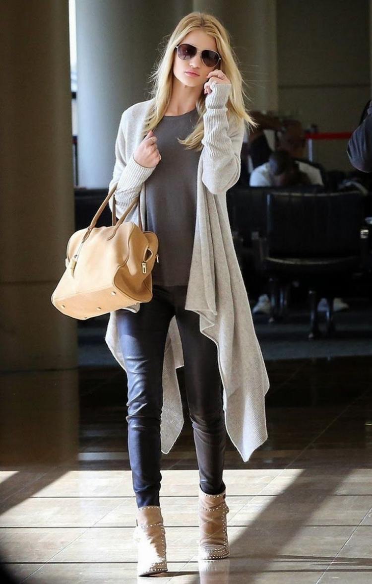 Rosie Huntington-Whiteley cu un cardigan bej casual idei de ținute-cardigane-oversize-bej-tricot-fine-jambiere-piele artificială-ochelari de soare
