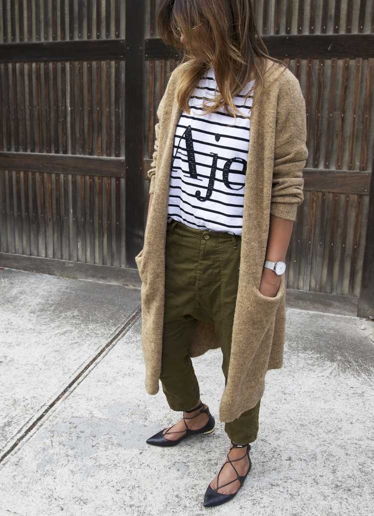 ținută casual cu cardigan supradimensionat și pantofii actuali, plate, ascuțiți idei-ținute-cardigane-oversize-bej-khani-culoare-pantaloni-moda-de-stradă