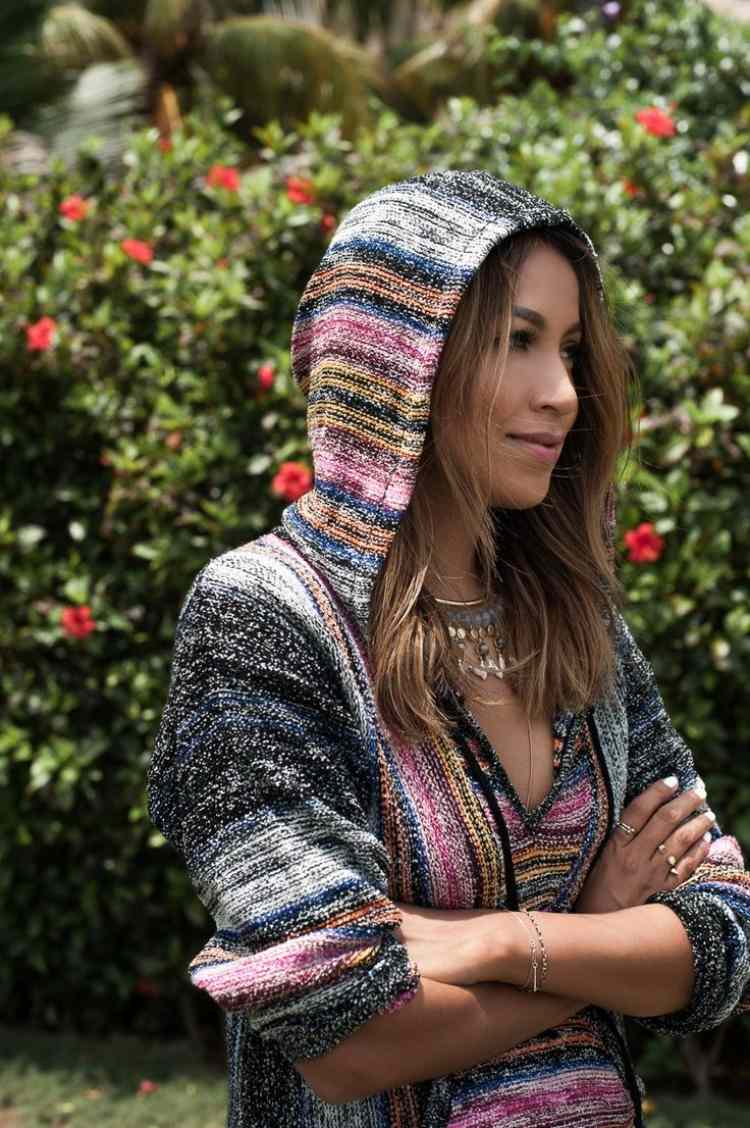 Cardigane cu glugă pentru un aspect sportiv idei-ținute-cardigane-oversize-colorate-melange-gri-albastru-roz-glugă