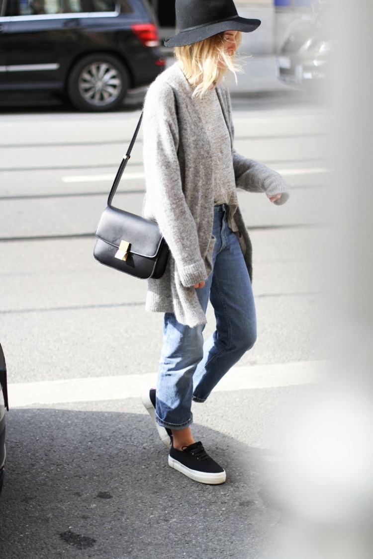 look casual de zi cu zi cu blugi, adidași și cardigan idei de ținute-cardigane-oversize-gra-pălărie-neagră-blugi-adidași