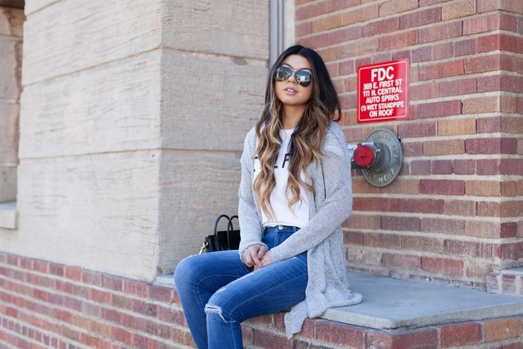 ținută casual cu cardigan gri, tricou alb și blugi idei de ținute-cardigane-blugi-oversize-gri-tricotate-fine-blugi-ochelari-de-perete de cărămidă