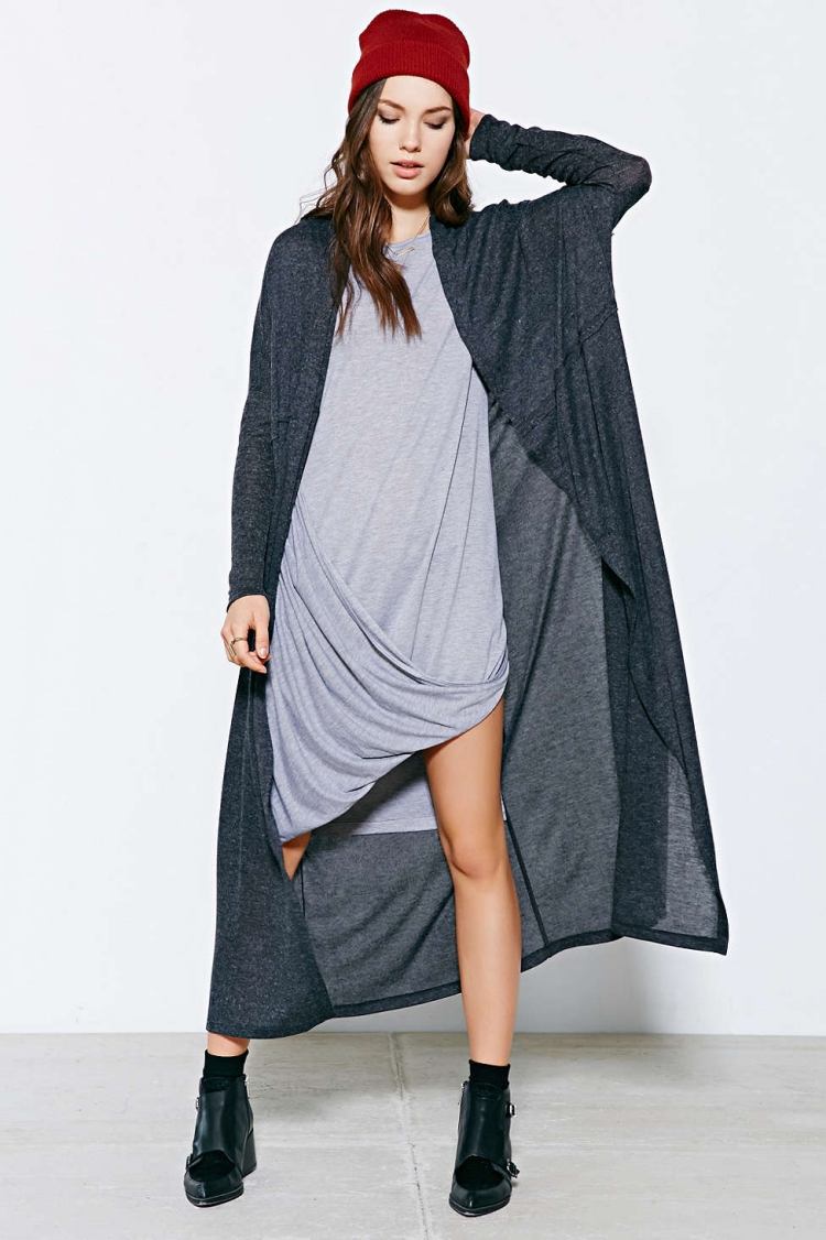 Cardigan supradimensionat din tricot sau tricot fin idei de ținute-cardigane-oversize-jersey-gri-botine-cizme-pălării-roșii-casual