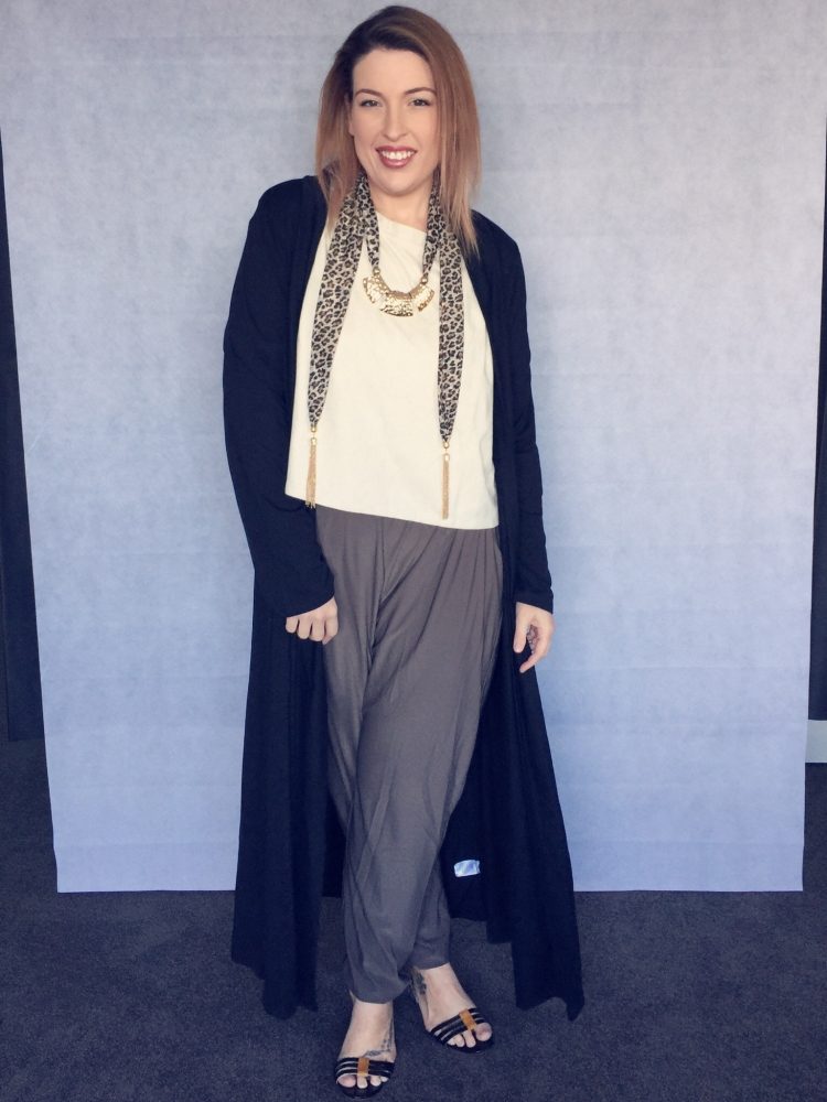 cardigan lung negru tricotat fin combinat cu gri și alb idei-tinute-cardigane-oversize-lungi-negre-casual-casual-sandale