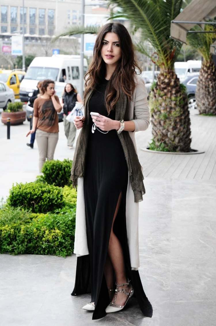 Aspect casual cu o rochie până la gleznă și cardigan ușor idei-tinute-cardigane-oversize-lungi-albe-negre-rochie-stil-strada