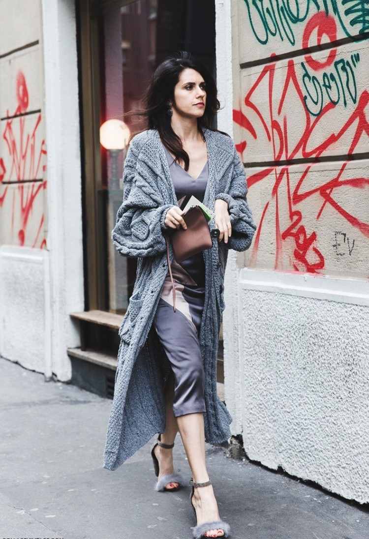 cardigan până la gleznă în tocuri gri și înalte cu blană idei-ținute-cardigane-oversize-gri-tricotate-lână-grosieră-sandale-blană