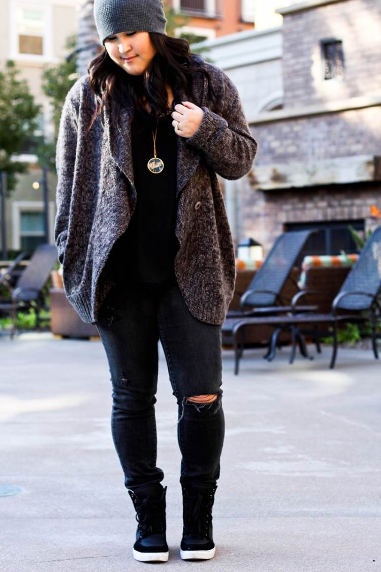 Cardigan supradimensionat, adidași și blugi negri idei-ținute-cardigane-tricot-oversize-negru-culori-închise-adidași-pălărie