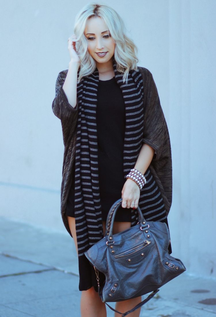 Cardigan tricotat fin și mini rochie neagră idei de ținute-cardigane-oversize-dungi-negre-geantă-pentru-femei