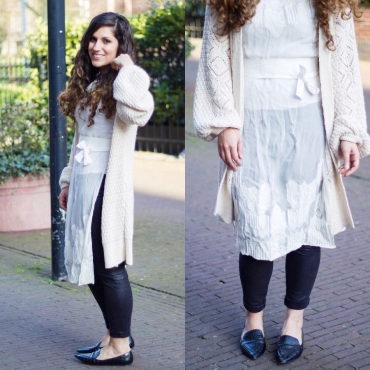 cardigan lung și bluză din țesătură fină în alb Idei de ținute cu cardigane-bluză-tricot-alb-jambiere-jambiere-negru-modă