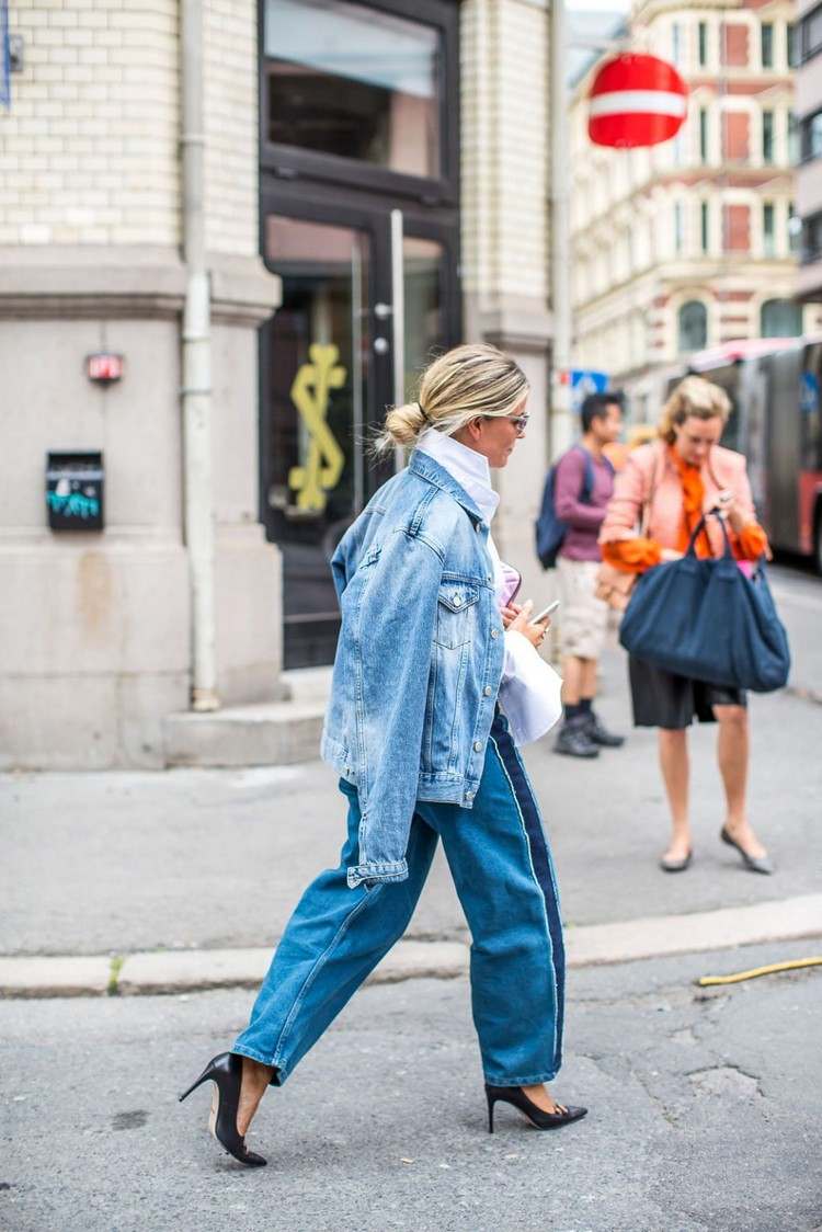 Geaca de blugi supradimensionată se combină cu blugii mom trend de primăvară moda 2021
