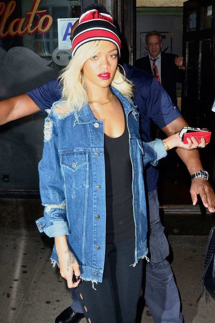 pantalonii negri cu jachetă oversize din denim combină ținutele Rihanna
