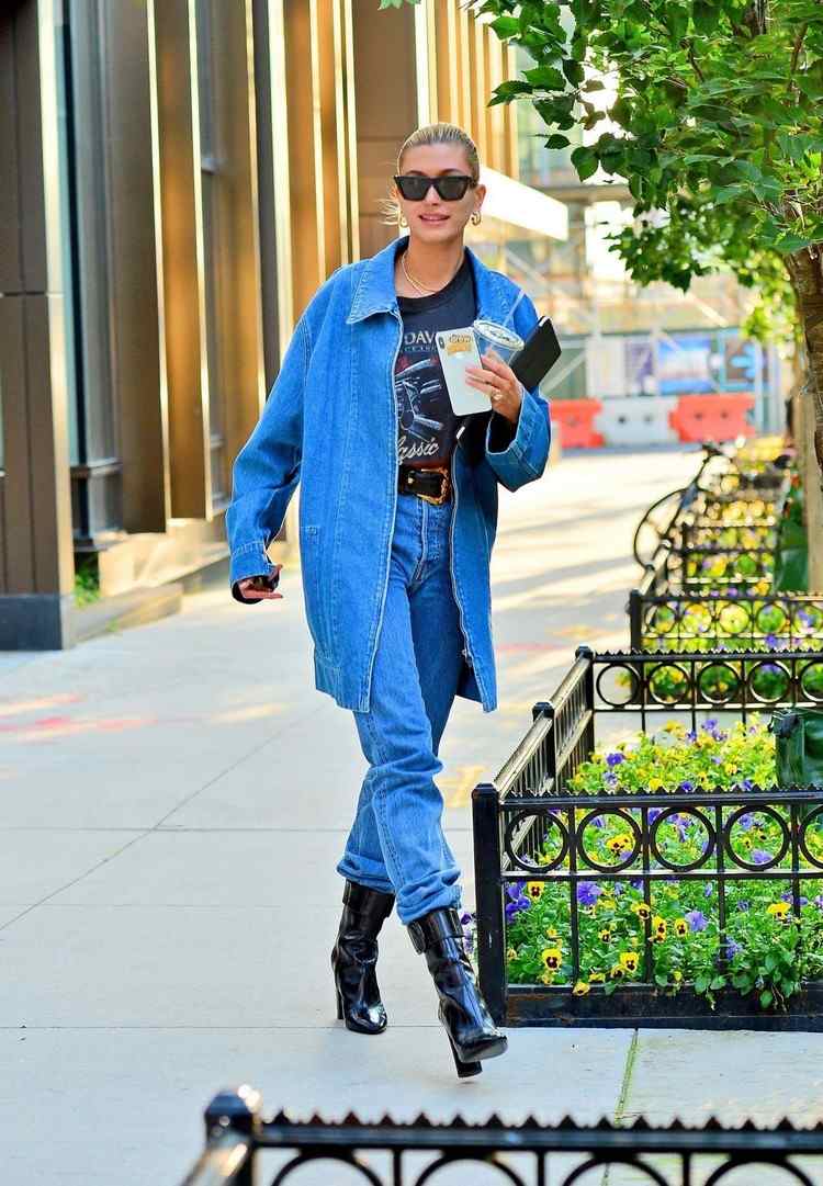 Tendința modei denim pe denim care combină jacheta din denim supradimensionată