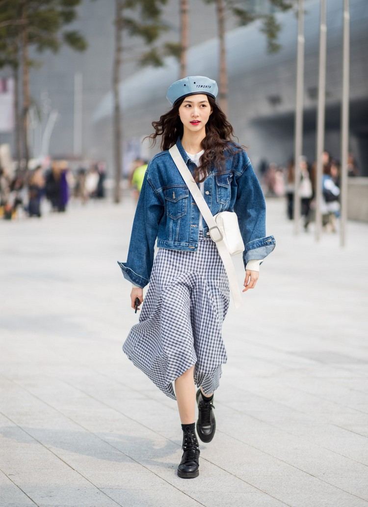 Combinați rochia cu jacheta oversize din denim tendința modei de primăvară 2021