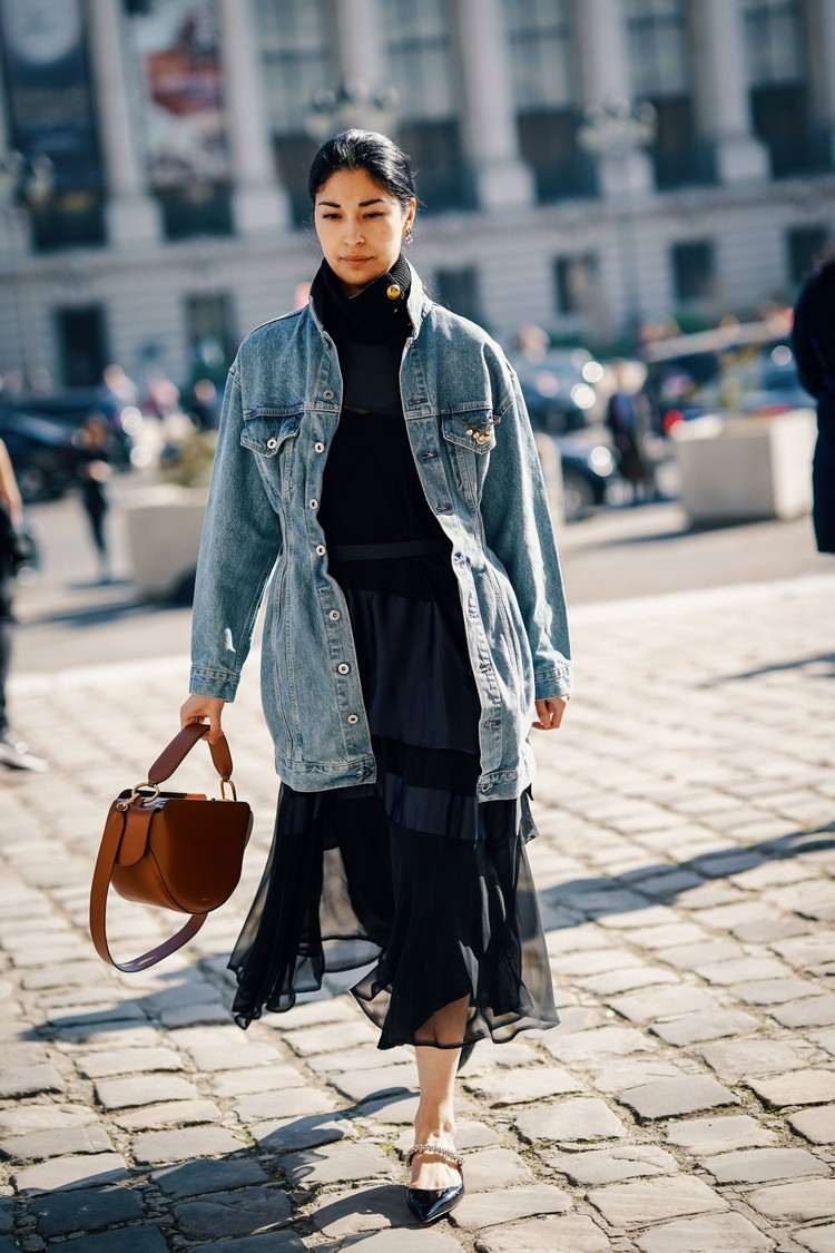 Ținutele cu fuste plisate combină jacheta din denim oversize
