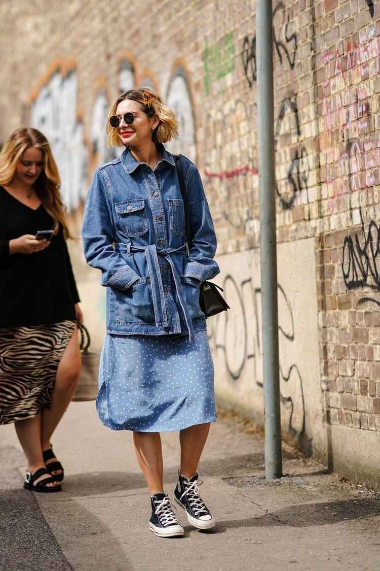 Ținuta slipdress tendințele modei de primăvară combină jacheta din denim supradimensionată