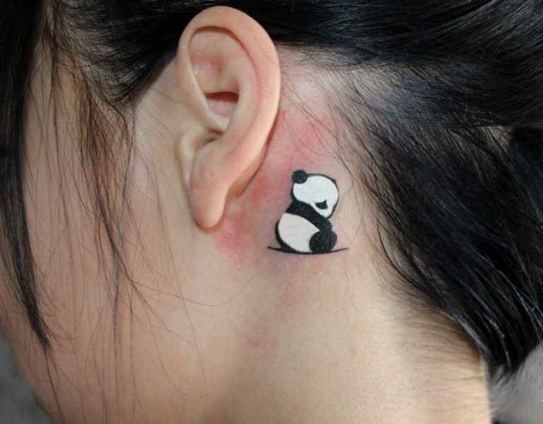 Panda tatuiruotė prie ausų moterims