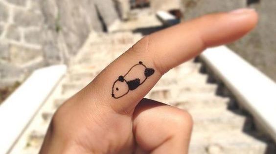 Maža Panda tatuiruotė ant piršto