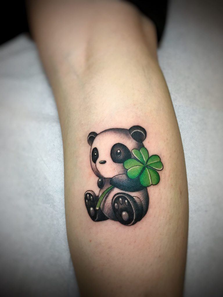 panda su lapų tatuiruote ant dilbio