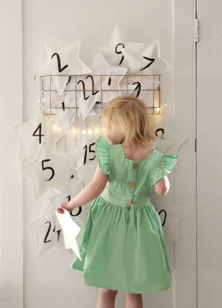 O rochie drăguță pentru fetițe în culori moderne color-pantone-2017-verde-fetiță-mică-calendar-advent-drăguț