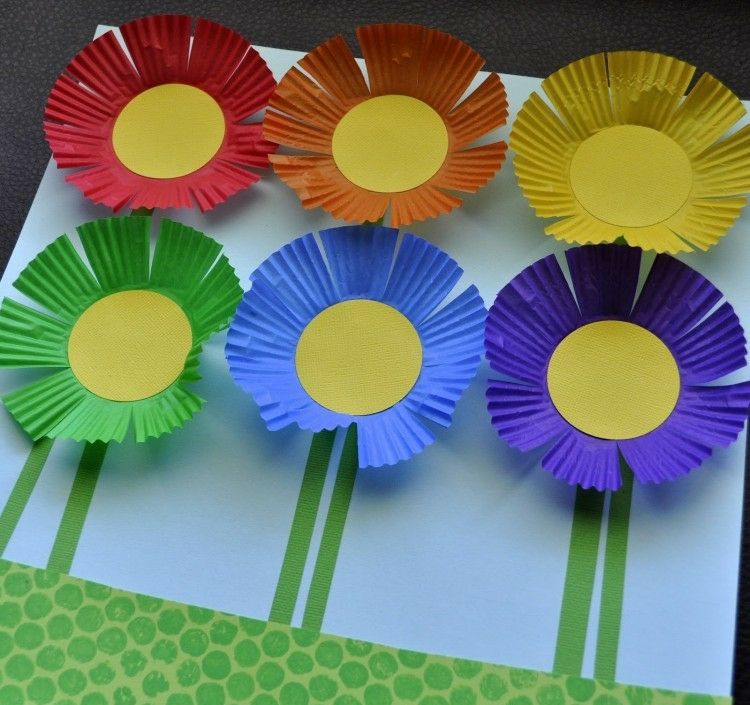 flori de hârtie-bricolaj-copii-brioșe-hârtie-cutii-material-tăiat-lipici