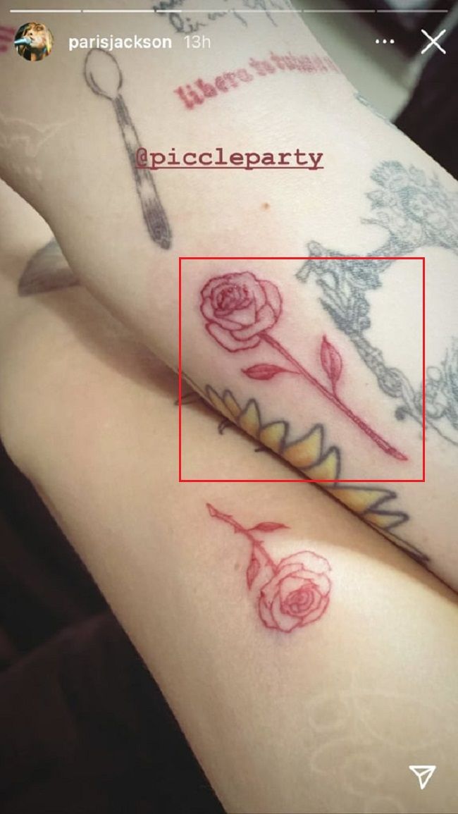 Tatuaggio Rosa Rossa Paris Jackson