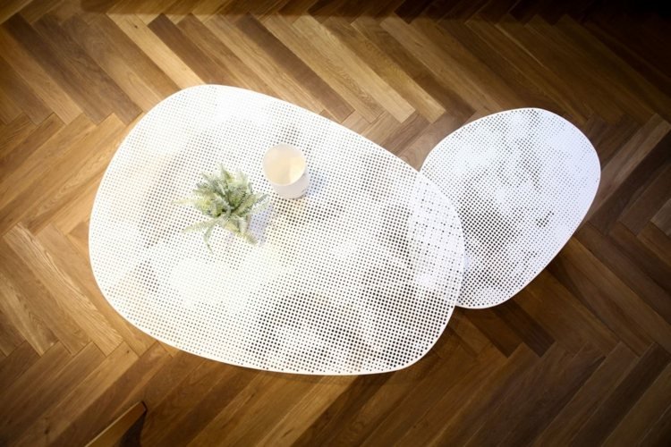 Măsuța de cafea albă își vine în sine datorită parchetului Parchet-heringbone-metal-cafea-masă-alb-model-zăbrelă