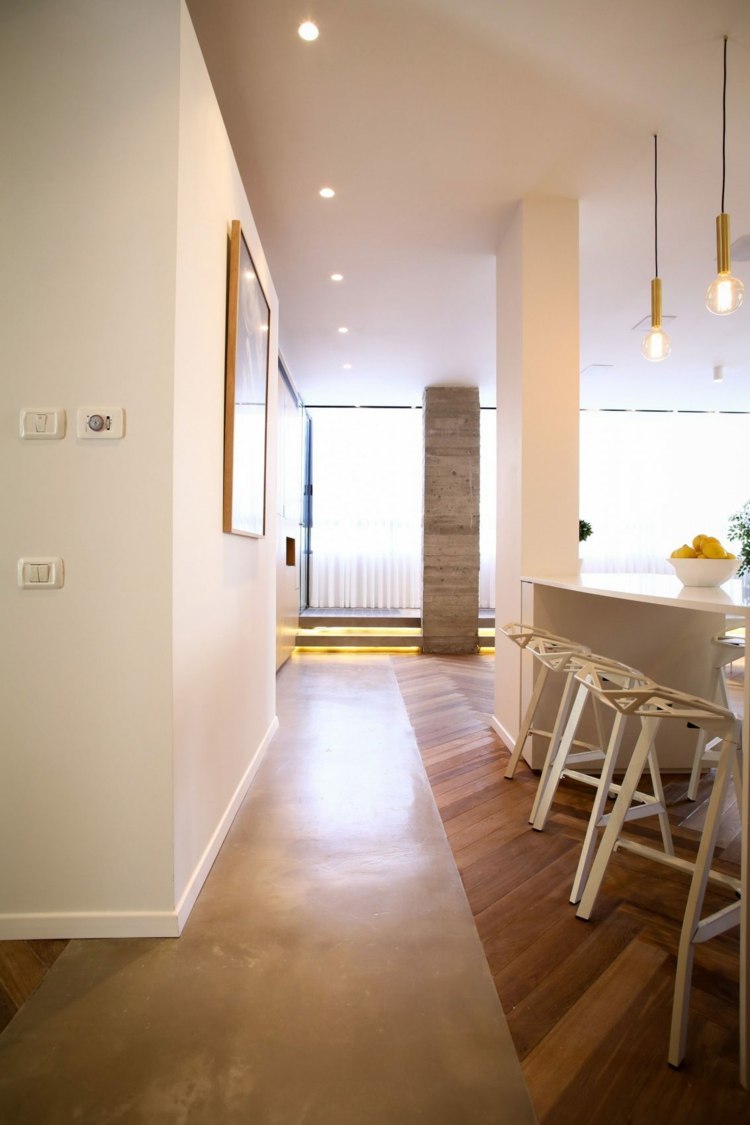 Diferite acoperiri de podea fac interiorul mai interesant Parchet-heringbone-wall-design-plain-white-israel-design