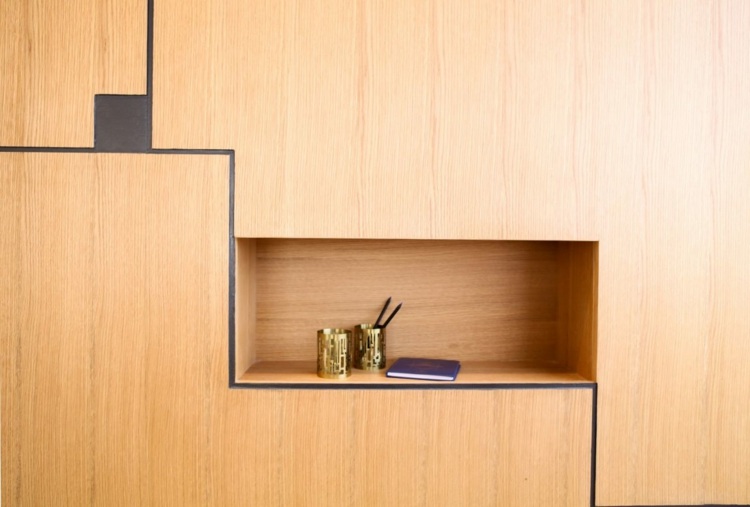 Placare de perete cu spațiu de stocare integrat Parchet-model-cu-heringbone-model-perete-idee-încorporat-în-dulap-design-modern