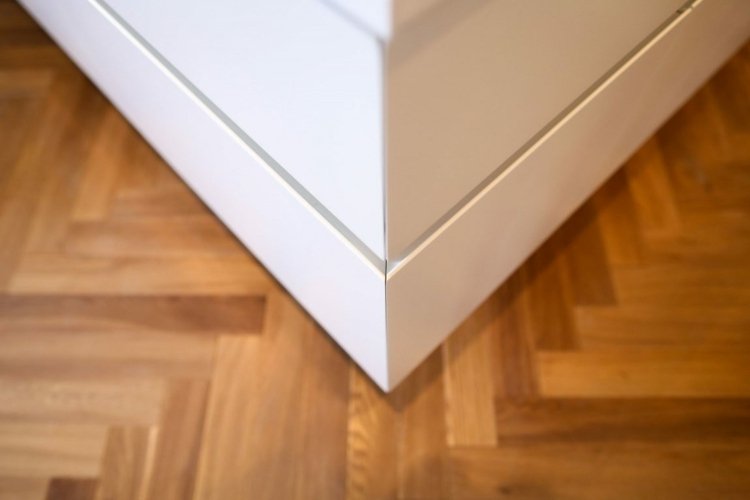 Parchetul ca contrast cu dulapurile de bucătărie albe Parchet-șiret-cu-șiret-model-bucătărie-dulap-alb-minimalism-mobilier-idei