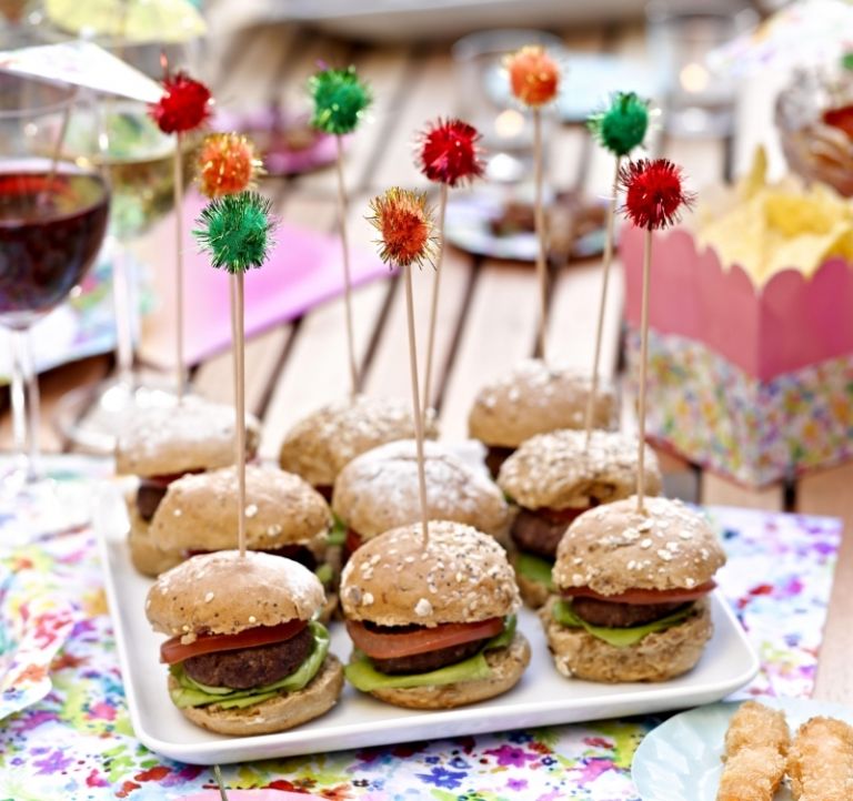 Petrecere-grădină-suluri-delicioase-pregătiți-vă-decorați