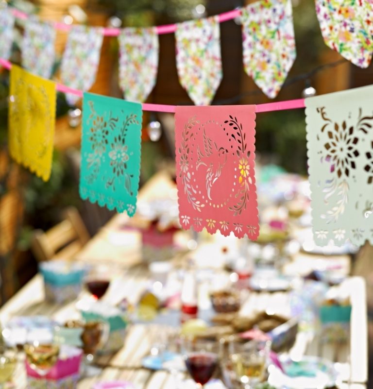 Petrecere-grădină-hârtie-ghirlandă-do-it-yourself