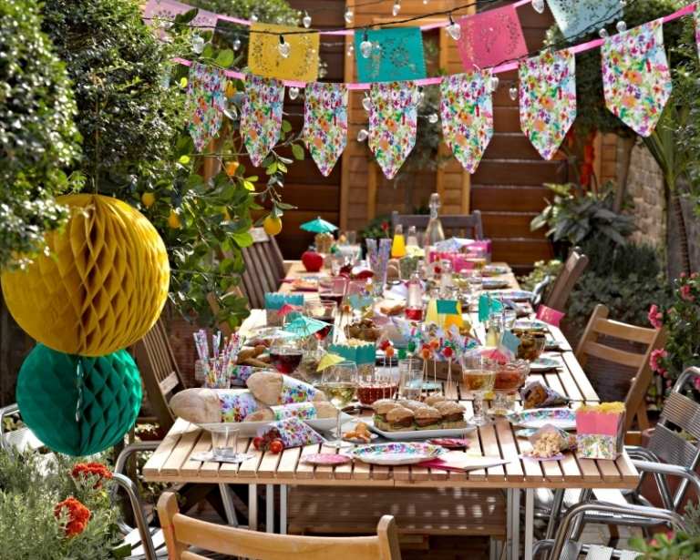 Petrecere în grădină-organizare-idei-ghirlandă