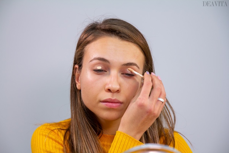 Instrucțiuni de machiaj Smokey Eyes Aplicați un mic corector ca bază de fard de ochi