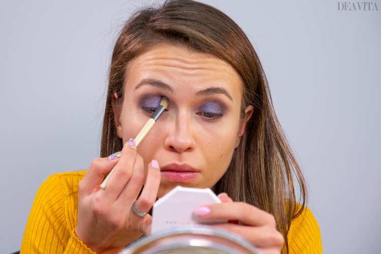 Ochii fumurii cu fard metalic estompează tranzițiile fardului cu o perie blender