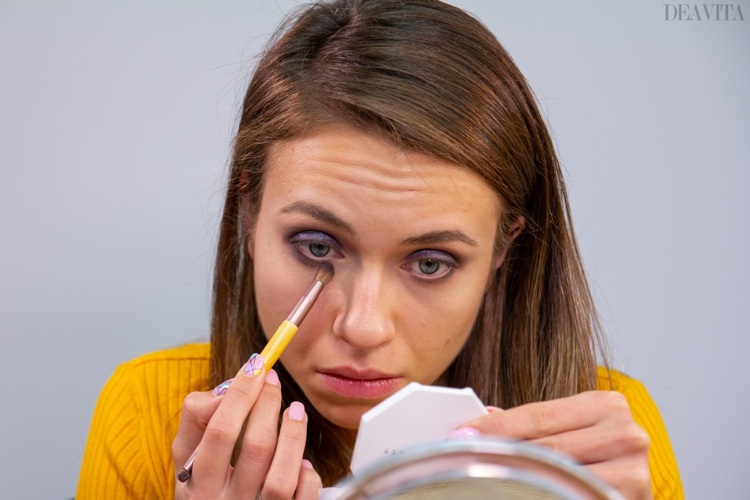 Aplicați fard de ochi maro de-a lungul liniei inferioare a genelor pentru un efect de fum