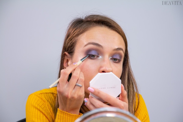 Instrucțiunile Smokey Eyes in Purple desenează un eyeliner cu aripă