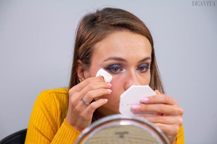 Înmuiați un tampon de bumbac cu apă micelară și folosiți-l pentru a curăța zona feței și a ochilor