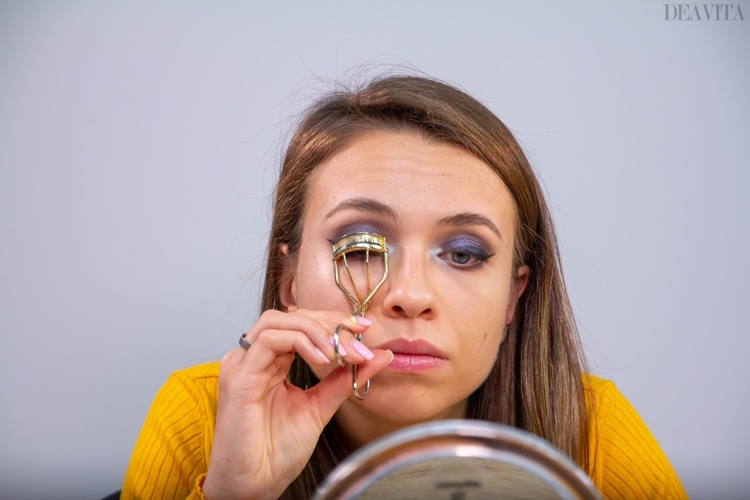 Instrucțiuni de machiaj Formați genele cu ondulatorul pentru gene
