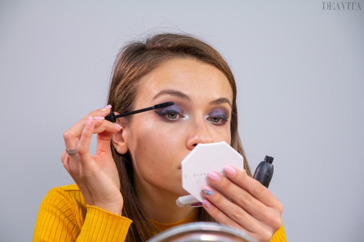 Aplică mascara Smokey Eyes Look în mov