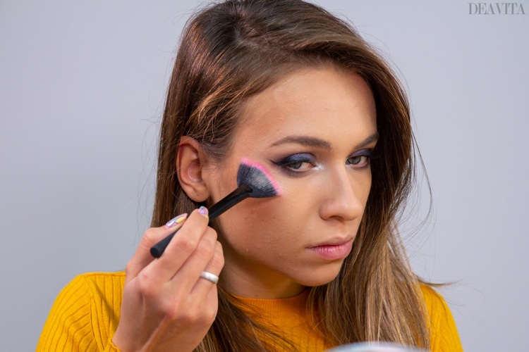 Aplicați un machiaj smokey eyes cu marcator cu efect metalic cu o perie de ventilator