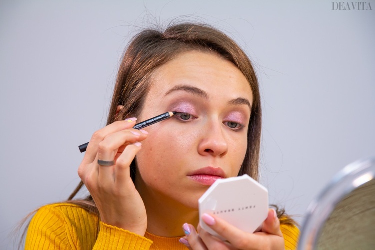 Utilizați kohl negru pentru a desena o linie de-a lungul liniei superioare a genelor
