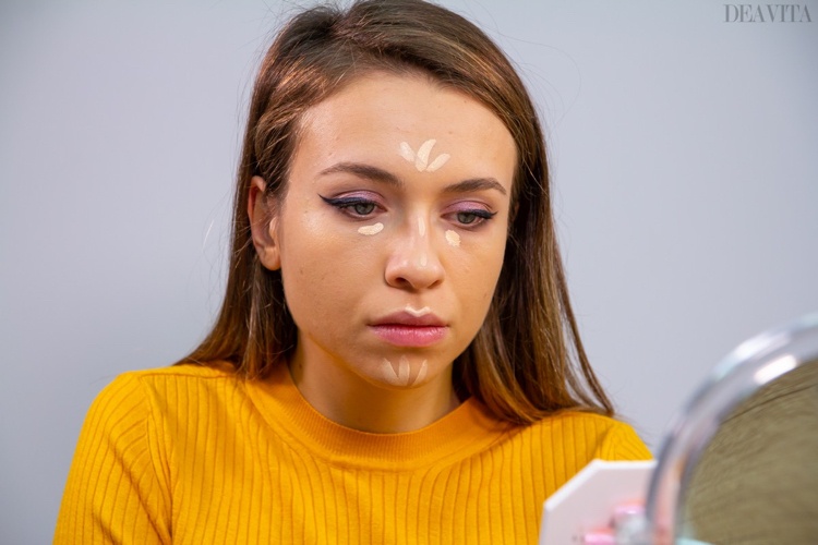 Răspândiți corectorul sub ochi, pe puntea nasului și inima buzelor