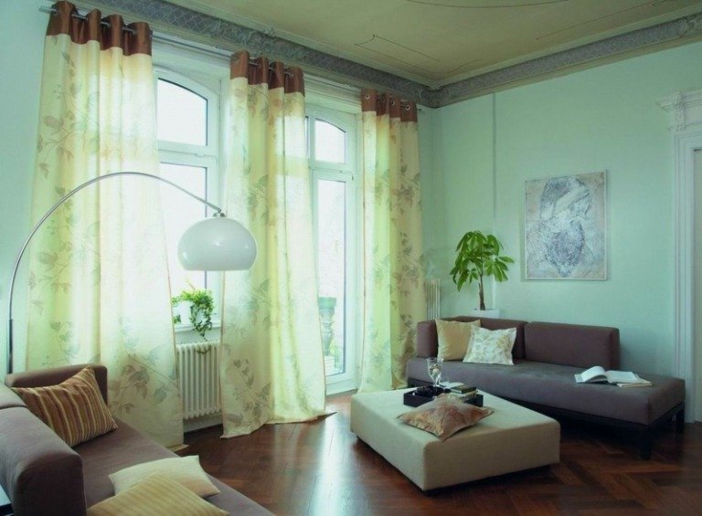 Perdele pentru sufragerie în galben cu motive florale delicate perdele pentru sufragerie galben transparent pastel culoare perete albastru deschis